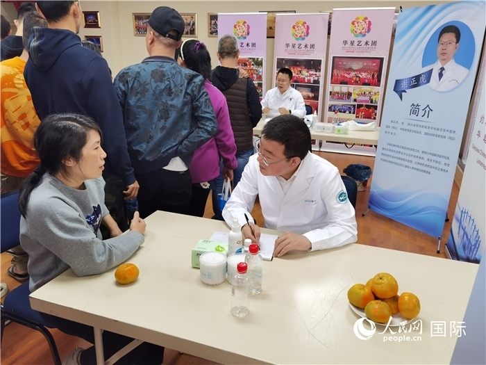 中醫(yī)專家為當(dāng)?shù)厝A僑華人提供中醫(yī)咨詢和診療服務(wù)。 （本報(bào)記者 楊謳 攝）