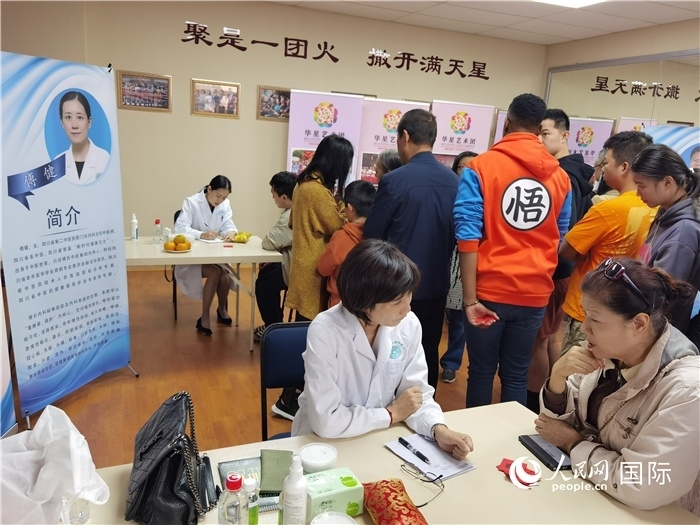 中醫(yī)專家為當(dāng)?shù)厝A僑華人提供中醫(yī)咨詢和診療服務(wù)。 （本報(bào)記者 楊謳 攝）