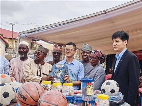 中尼友誼示范校物資捐贈(zèng)。駐尼日利亞使館供圖