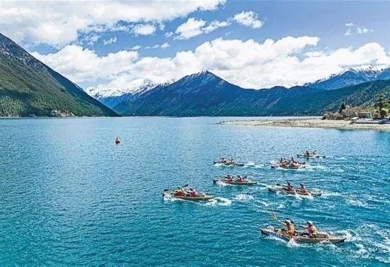 2024年4月20日，2024年巴松措國(guó)際漂流公開賽的選手在比賽中。 新華社記者 孫非攝