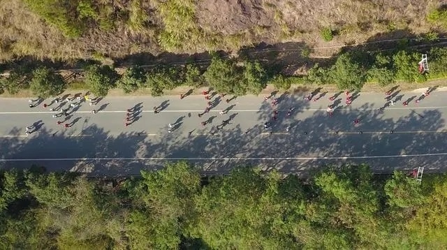 1月6日，健身愛好者在徒步活動(dòng)中（無(wú)人機(jī)照片）。新華社記者 黃國(guó)保攝