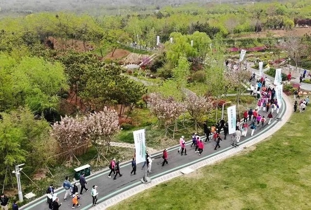 4月27日，登山愛好者在浮山森林公園參加登山健身活動(dòng)（無(wú)人機(jī)照片）。新華社記者 李紫恒攝