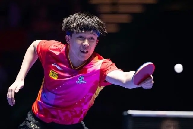 2024年4月15日，王楚欽在澳門(mén)世界杯比賽中回球。新華社記者 張金加攝