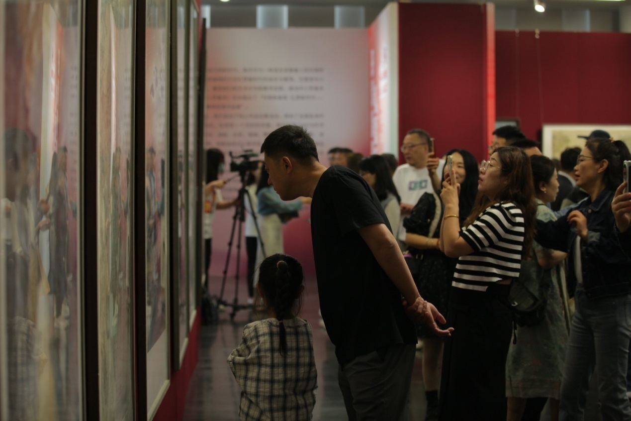 嘉賓及教研員、教師代表參觀展覽。主辦方供圖