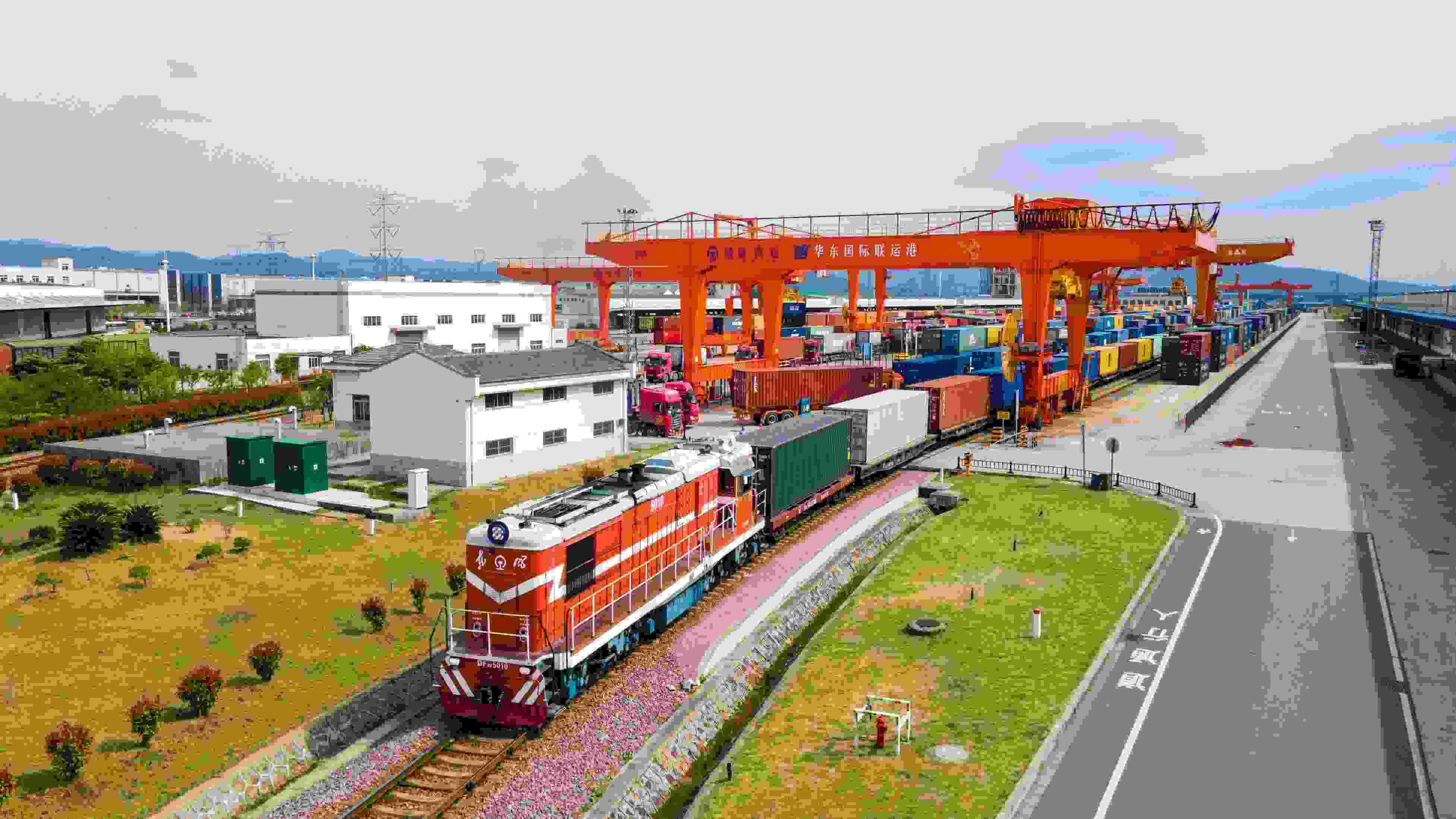 △2024年4月1日，浙江省金華華東國際聯(lián)運港，一列中歐班列裝載110個標箱日用百貨、電動工具、機械裝備等貨物從鐵路金華南貨場啟程駛往匈牙利布達佩斯。