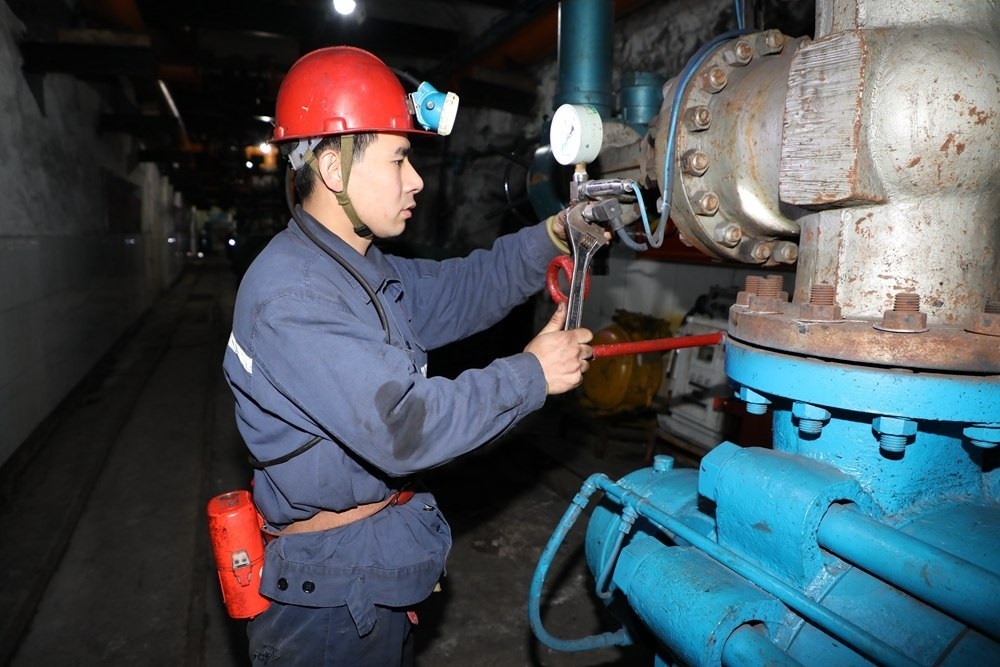 2024年4月30日，冀中能源峰峰集團(tuán)新屯礦機(jī)電區(qū)副區(qū)長顧博在井下泵房檢修水泵。新華社發(fā)