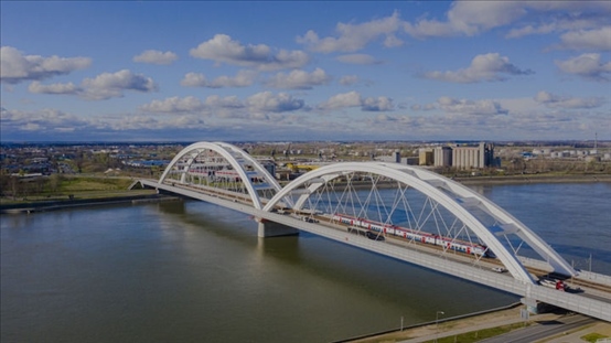 △2024年3月12日，一列火車運行在匈塞鐵路塞爾維亞境內(nèi)貝諾段諾維薩德多瑙河大橋上。