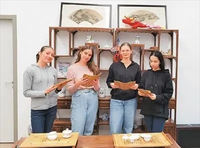 匈中雙語學(xué)校的學(xué)生胡靈月(左一)、宋智孝(右二)學(xué)習(xí)中國茶文化。