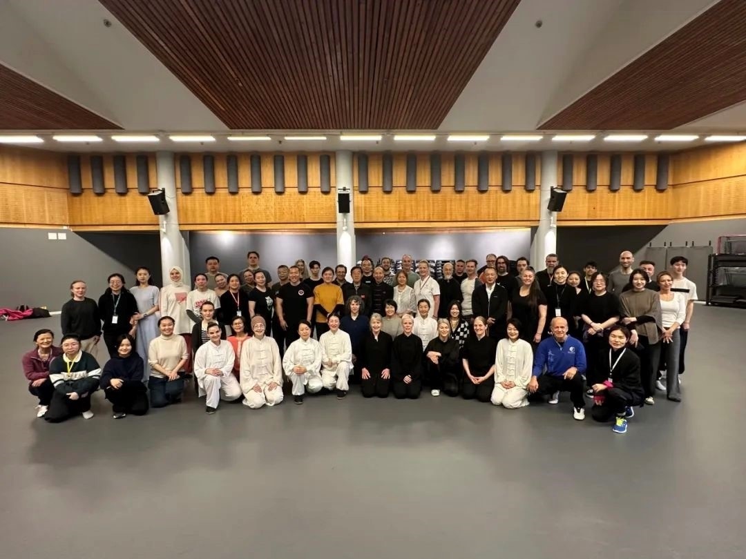 陳正雷老師與培訓(xùn)班全體學(xué)員合影留念。斯德哥爾摩中國文化中心供圖