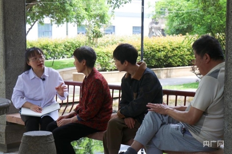 徐玫玫(左一)正在做民意調(diào)查(央廣網(wǎng)記者 劉培俊 攝)