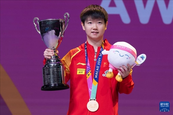 2024年4月21日，在2024年澳門國際乒聯(lián)女子世界杯決賽中，孫穎莎奪得冠軍。圖為孫穎莎在頒獎臺上。新華社記者 張金加 攝
