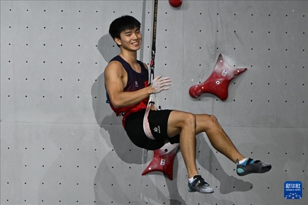 2024年4月13日，在江蘇吳江舉行的2024年國際攀聯(lián)攀巖世界杯（吳江站）男子速度決賽中，中國選手伍鵬獲得冠軍。圖為中國選手伍鵬在決賽后慶祝。新華社發(fā)（王須中攝）