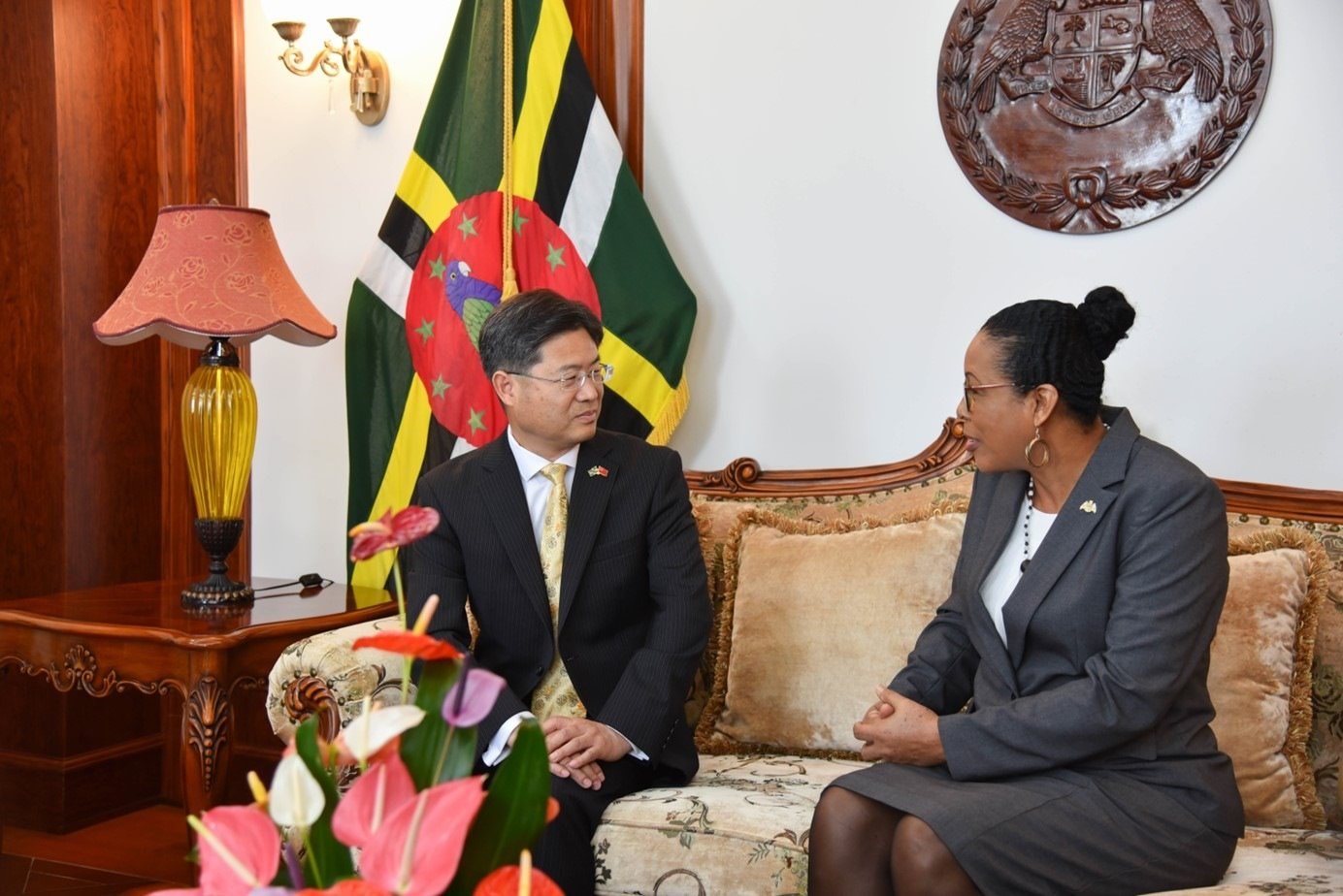 當(dāng)?shù)貢r間5月3日，中國新任駐多米尼克大使儲茂明（左）向多總統(tǒng)伯頓遞交國書。 中國駐多米尼克大使館供圖