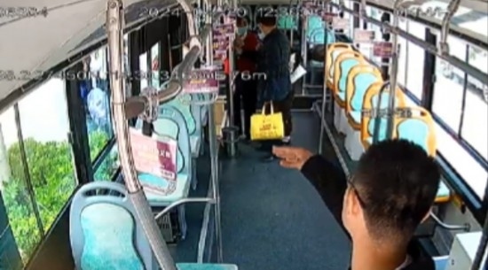 公交車上他一聲大吼！魏杰，好樣的！