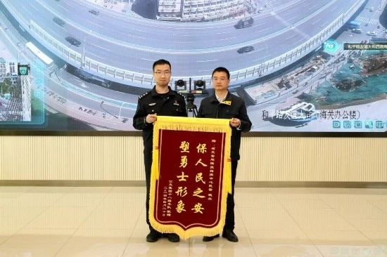 公交車上他一聲大吼！魏杰，好樣的！