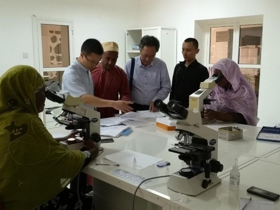 廣州中醫(yī)藥大學(xué)青蒿抗瘧援外醫(yī)療隊(duì)考察科摩羅國(guó)家瘧疾防治中心實(shí)驗(yàn)室。