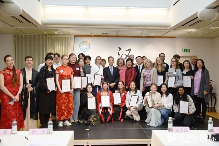 中國駐瑞典大使崔愛民、使館負(fù)責(zé)教育事務(wù)的黃立瓊參贊、預(yù)選賽評(píng)委老師和指導(dǎo)老師，以及所有獲獎(jiǎng)選手合影留念。人民網(wǎng)記者 殷淼攝