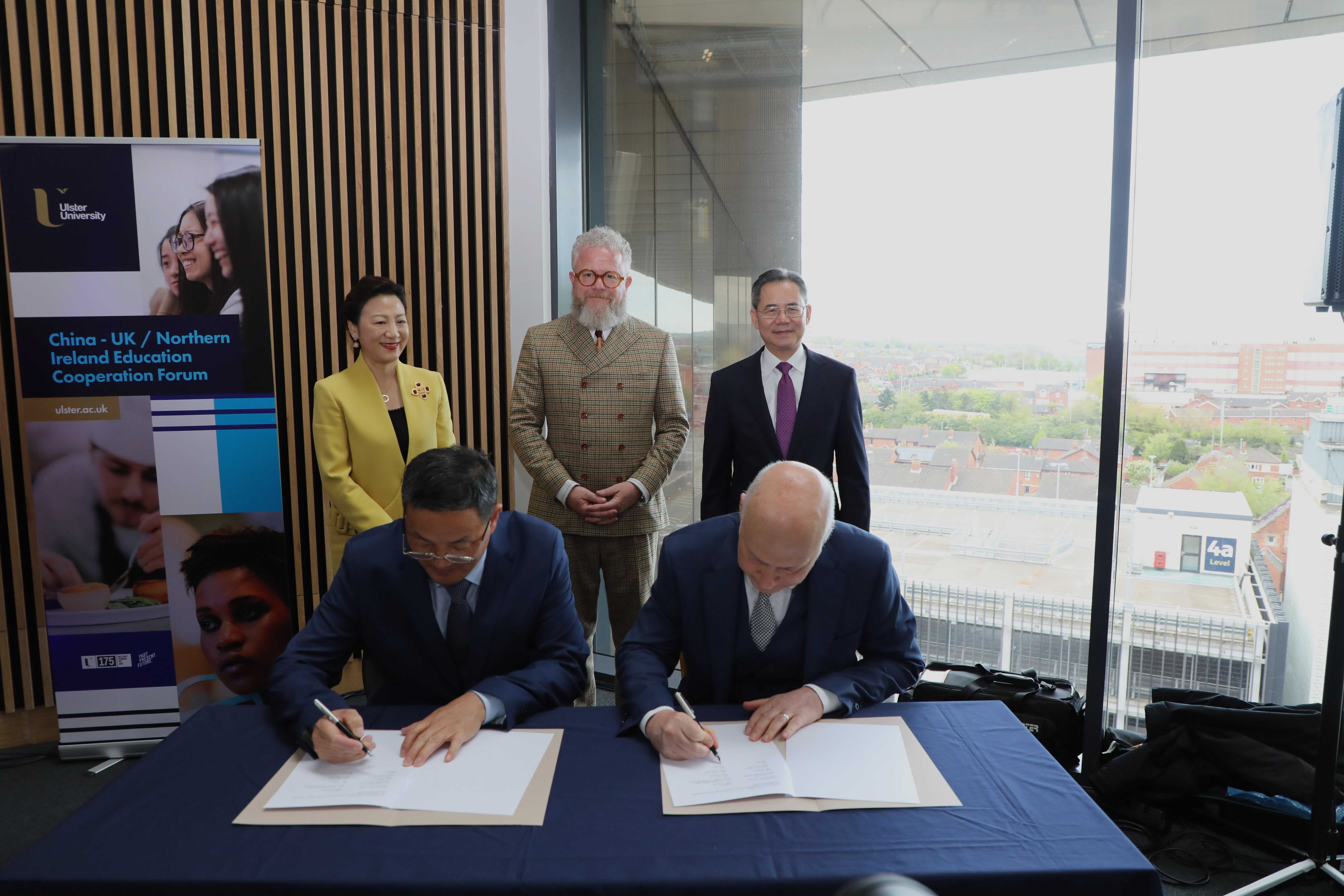 湖北師范大學(xué)同奧斯特大學(xué)簽署共建教育語言文化交流中心的協(xié)議現(xiàn)場。中國駐英國大使館供圖