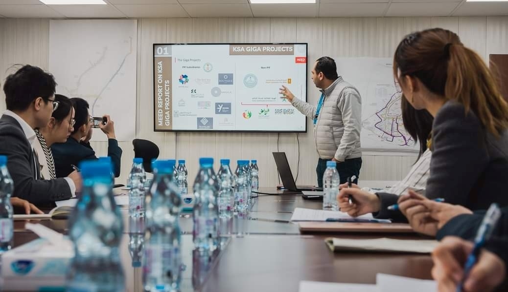 德亞（右三）在和員工開(kāi)會(huì)。中建中東沙特分公司供圖