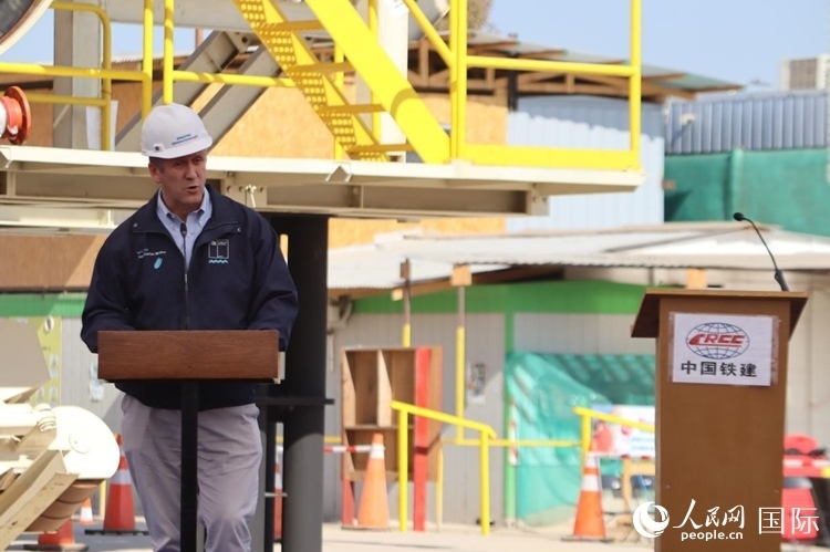 智利交通與電信部部長胡安·卡洛斯·穆尼奧斯在儀式上為盾構(gòu)機(jī)進(jìn)行命名，并宣布盾構(gòu)始發(fā)。陳露明攝