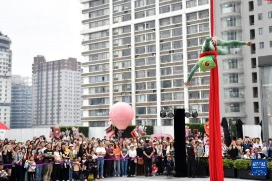 5月7日，演員在長沙國金中心表演木偶劇。新華社記者 陳振海 攝