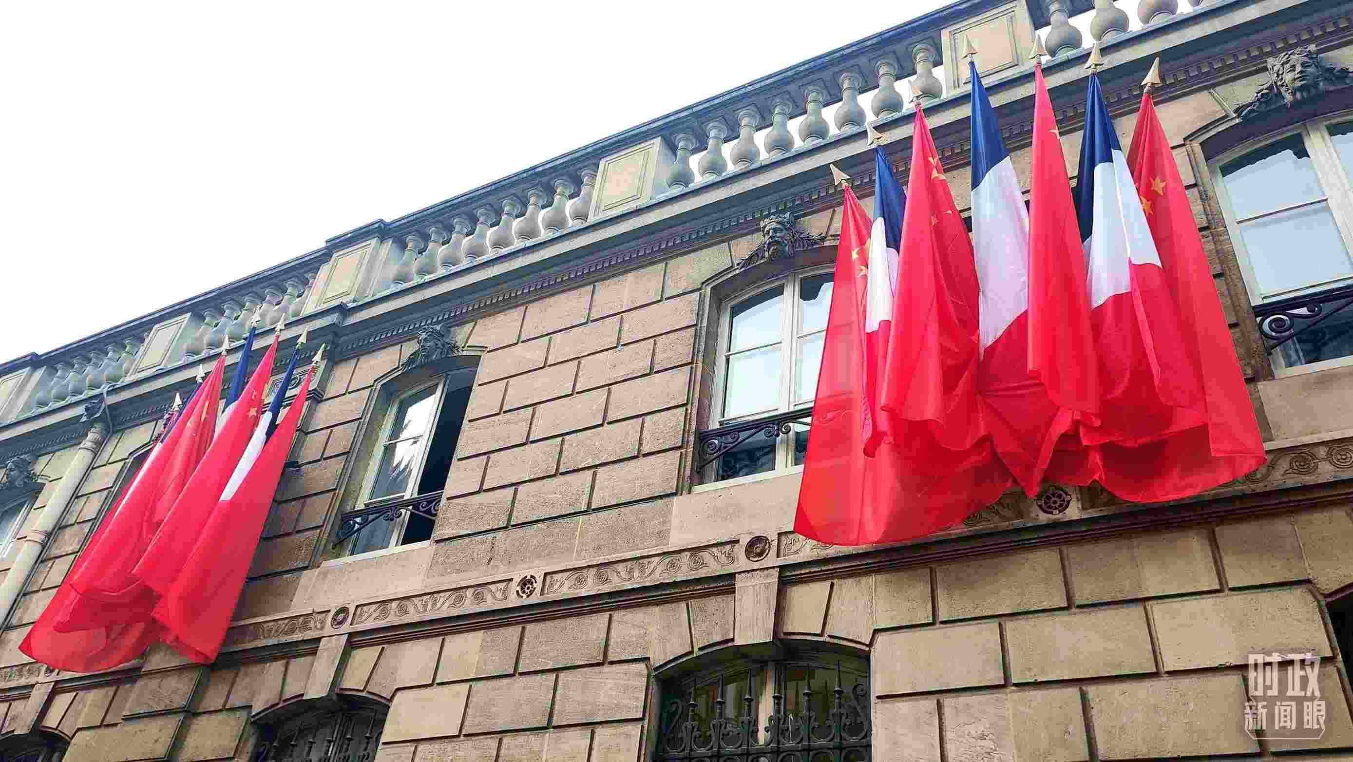 △中法歐領(lǐng)導(dǎo)人三方會(huì)晤地點(diǎn)——愛(ài)麗舍宮懸掛中法兩國(guó)國(guó)旗。（總臺(tái)央視記者劉琦拍攝）