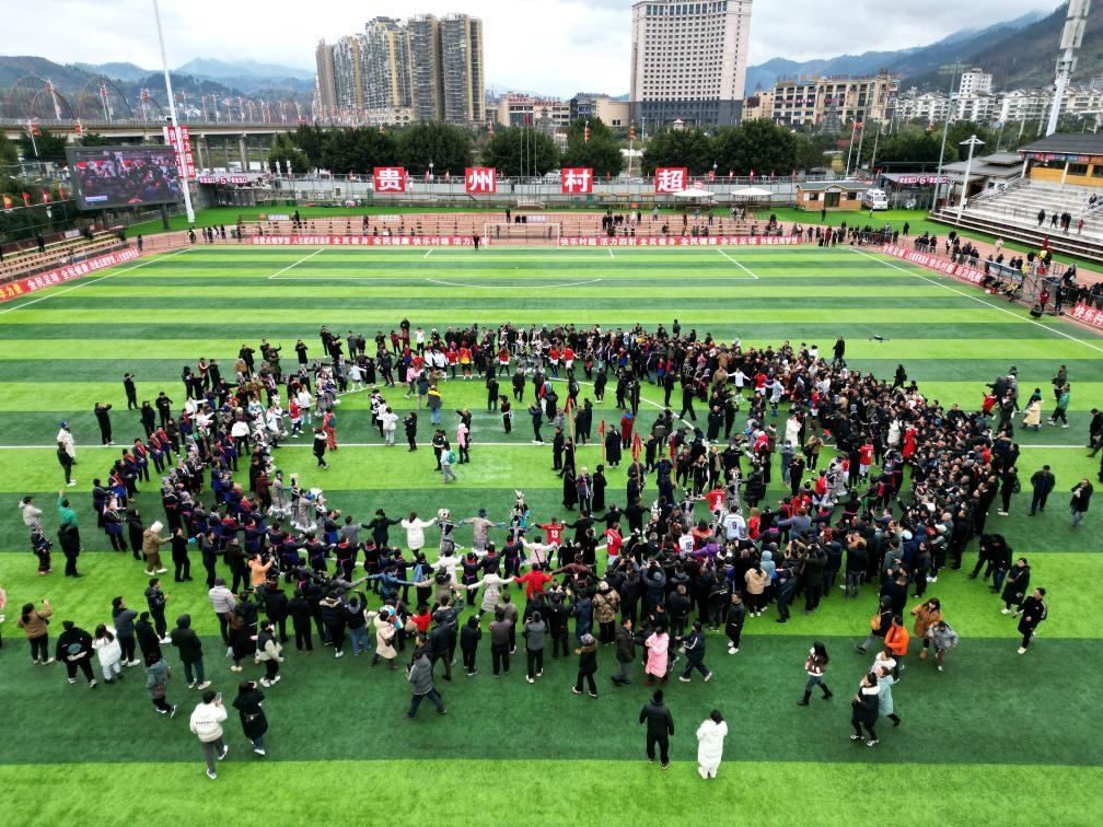 比賽結束后，兩隊隊員、親友團和大批觀眾手拉手跳起侗族舞蹈。新華社發(fā)（王炳真攝）