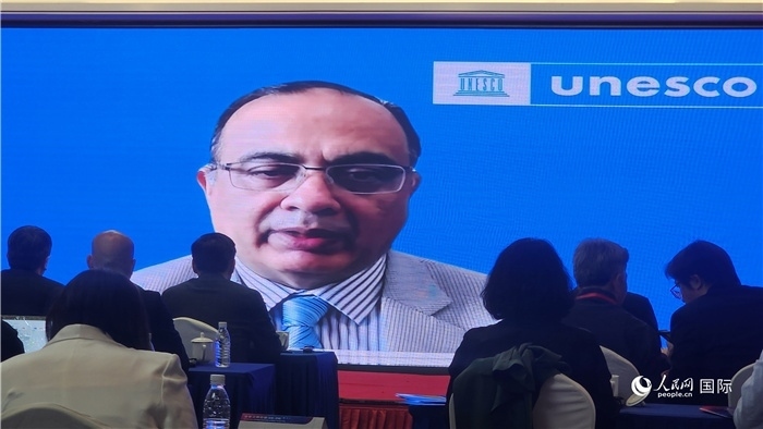 聯(lián)合國(guó)教科文組織駐華代表處代表夏澤翰通過(guò)視頻致辭。人民網(wǎng)記者 萬(wàn)宇攝