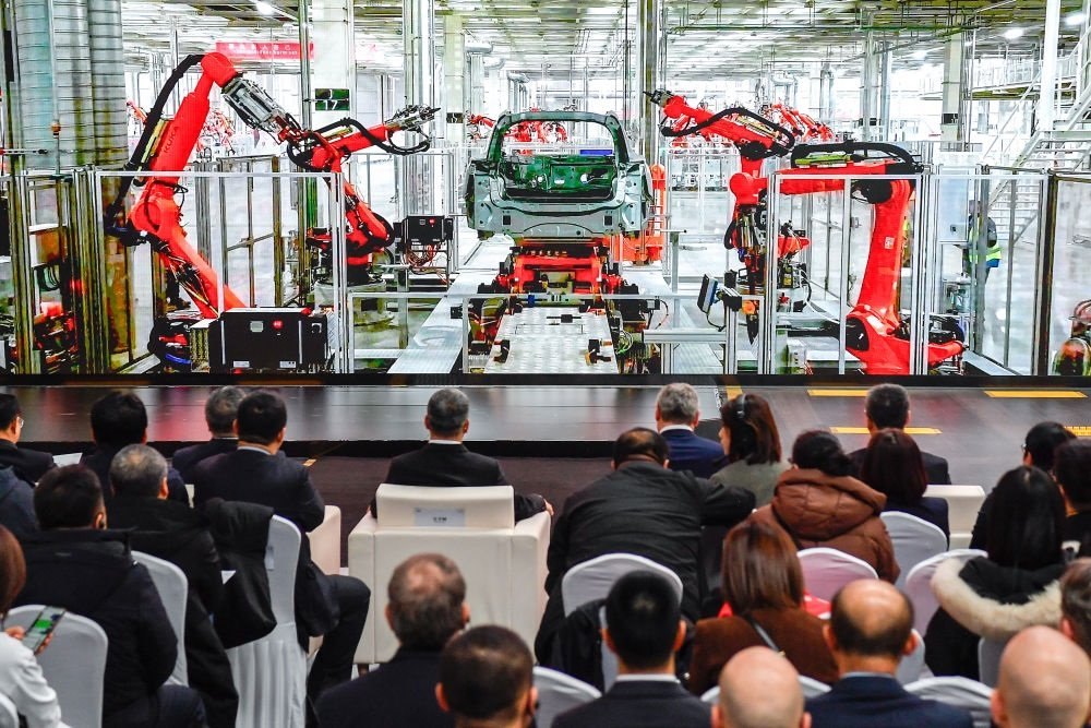 2024年1月26日，奧迪一汽新能源汽車有限公司預(yù)批量生產(chǎn)正式啟動，嘉賓觀看奧迪一汽新能源汽車有限公司生產(chǎn)車間的宣傳短片。新華社記者 許暢 攝