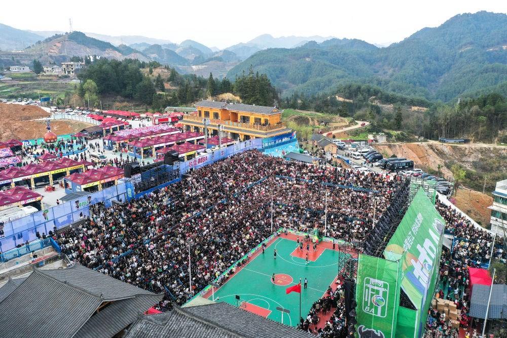 貴州省臺(tái)江縣舉辦的2024年“村BA”球王爭(zhēng)霸賽現(xiàn)場(chǎng)（2024年3月22日攝，無人機(jī)照片）。新華社記者 楊文斌 攝