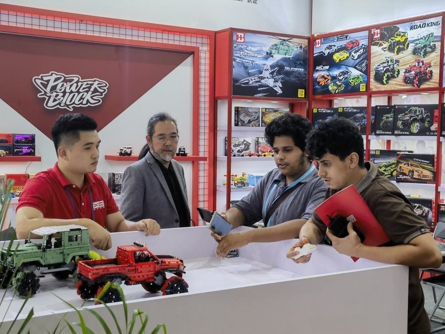 在第135屆廣交會第三期現(xiàn)場，采購商在廣東信宇科技股份有限公司展位選購、體驗積木遙控車產(chǎn)品（5月2日攝）。新華社記者 洪澤華 攝