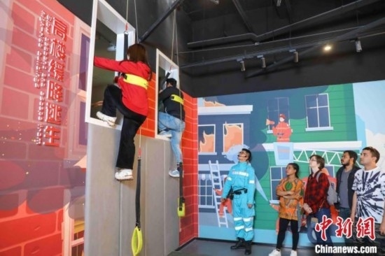 5月9日，留學(xué)生體驗?zāi)M高樓緩降逃生。張鷹 攝