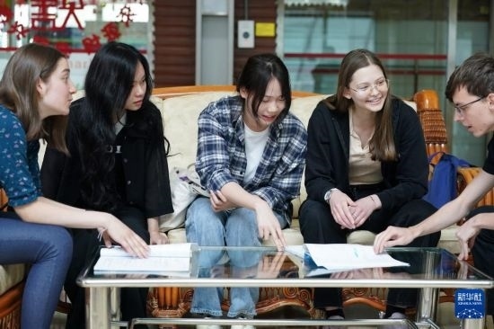 4月28日，宋智孝（右二）和胡靈月（左一）在北京首都師范大學(xué)校園內(nèi)與同學(xué)交流。新華社記者 彭子洋 攝