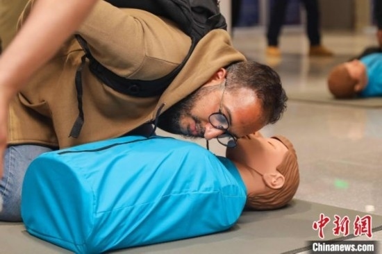 5月9日，留學(xué)生利用假人道具練習(xí)心肺復(fù)蘇技巧。張鷹 攝