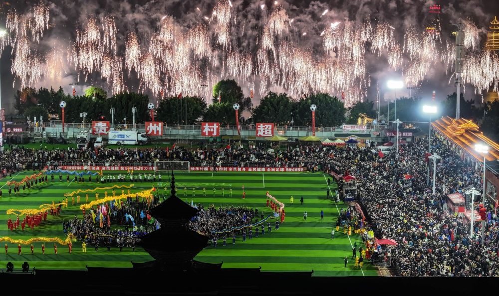 在貴州省榕江縣舉行的2024全國(guó)“村晚”示范展示活動(dòng)暨貴州“村超村晚”活動(dòng)中，音樂煙花秀精彩上演（2024年2月3日攝，無人機(jī)照片）。新華社記者 劉續(xù) 攝