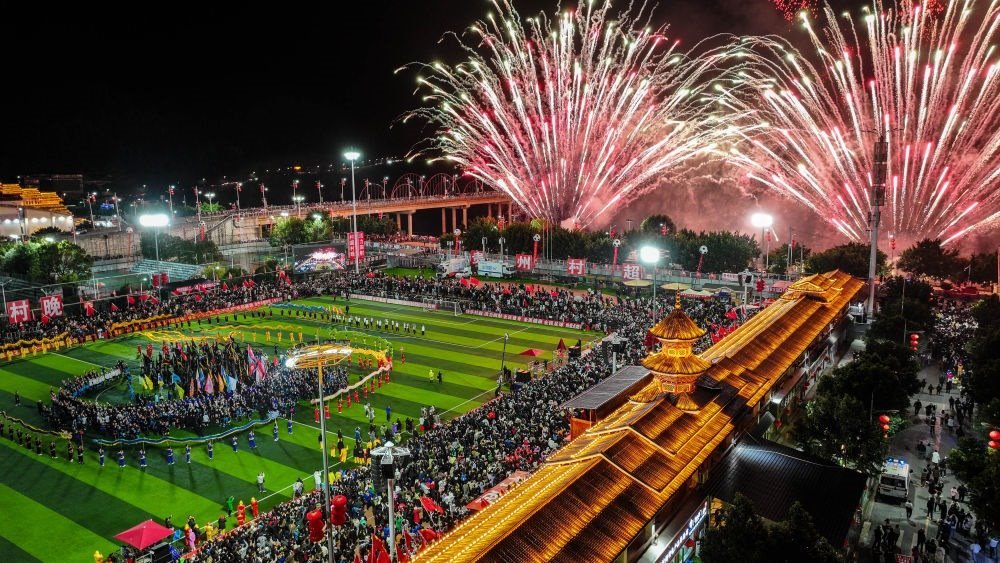 在貴州省榕江縣舉行的2024全國(guó)“村晚”示范展示活動(dòng)暨貴州“村超村晚”活動(dòng)中，音樂煙花秀精彩上演（2024年2月3日攝，無人機(jī)照片）。新華社記者 劉續(xù) 攝