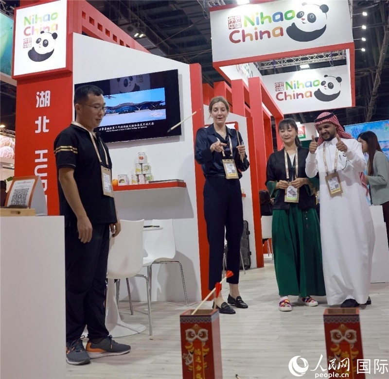 觀眾在參與投壺游戲。人民網(wǎng)記者管克江攝