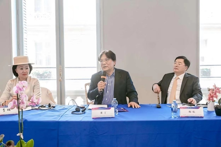 法中交流促進(jìn)會(huì)會(huì)長(zhǎng)、作家、翻譯家、法國(guó)最高榮譽(yù)騎士勛章獲得者亞丁發(fā)言（圖片：中國(guó)傳媒大學(xué)