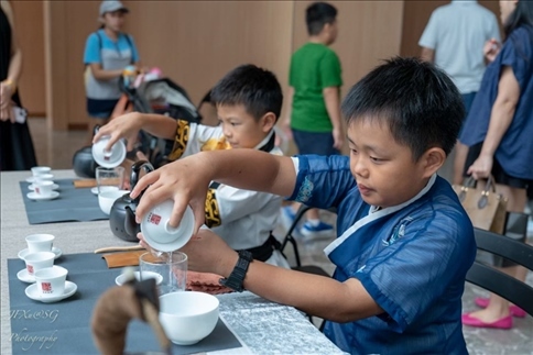 新加坡孩子們?cè)诨顒?dòng)現(xiàn)場體驗(yàn)學(xué)習(xí)茶藝。新加坡中國文化中心供圖