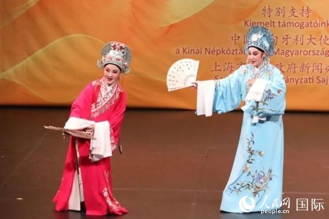 “玉蘭花開(kāi)·魅力上?！弊哌M(jìn)布達(dá)佩斯。葉辰亮攝