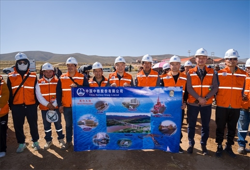 奧魯羅公路項(xiàng)目開(kāi)工儀式現(xiàn)場(chǎng)，中國(guó)中鐵員工代表合影。中國(guó)中鐵供圖