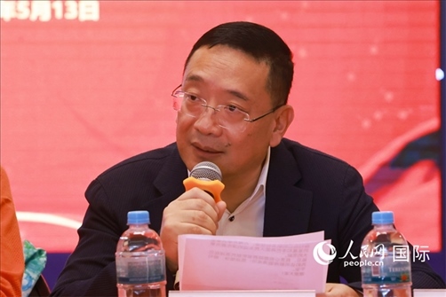 巴西文協(xié)主席上官建峰在座談會上致辭。人民網(wǎng)記者 陳海琪攝