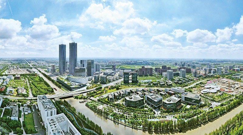 建立全國(guó)第一個(gè)國(guó)際貿(mào)易“單一窗口”，開設(shè)全國(guó)第一批自由貿(mào)易賬戶，設(shè)立全國(guó)第一家外商獨(dú)資醫(yī)院、第一家外商獨(dú)資公募基金公司、第一家外商獨(dú)資汽車制造企業(yè)……中國(guó)（上海）自由貿(mào)易試驗(yàn)區(qū)掛牌以來(lái)，誕生了若干個(gè)“全國(guó)第一”，在制造業(yè)、金融業(yè)等數(shù)十個(gè)開放領(lǐng)域，實(shí)現(xiàn)一批全國(guó)首創(chuàng)項(xiàng)目落地。圖為上海自貿(mào)區(qū)張江片區(qū)（2023年9月10日攝，無(wú)人機(jī)照片）。 新華社記者 方喆/攝