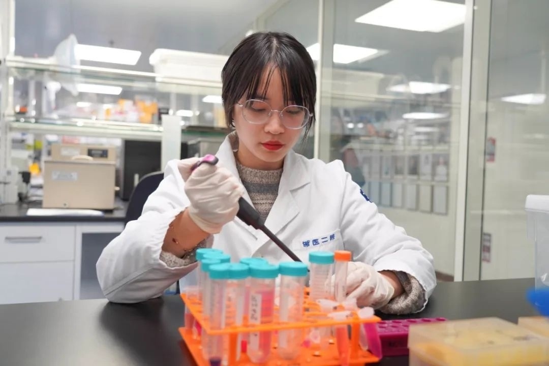 倪楚君在實(shí)驗(yàn)中。浙江大學(xué)供圖