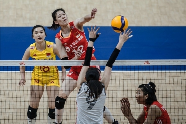 李盈瑩(上)扣球。圖片來源：國(guó)際排聯(lián)