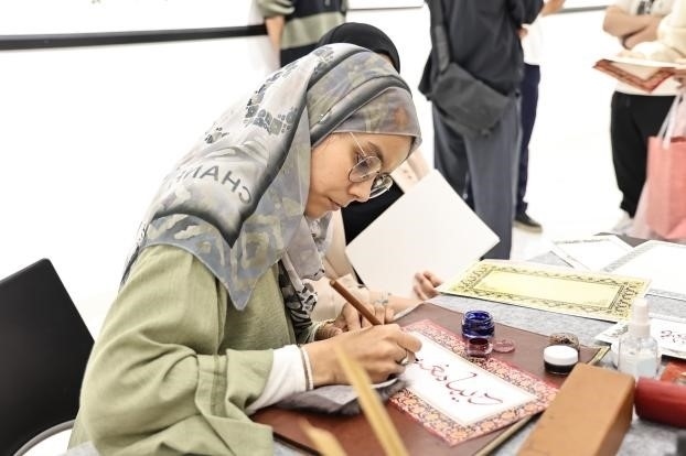 摩洛哥書法老師正在創(chuàng)作。拉巴特中國(guó)文化中心供圖