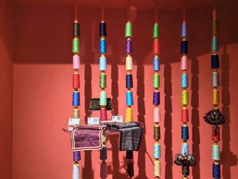 貴州省民族博物館內(nèi)展示的色彩斑斕的苗繡原材料及繡片（2024年4月27日攝）。新華社記者 楊欣 攝