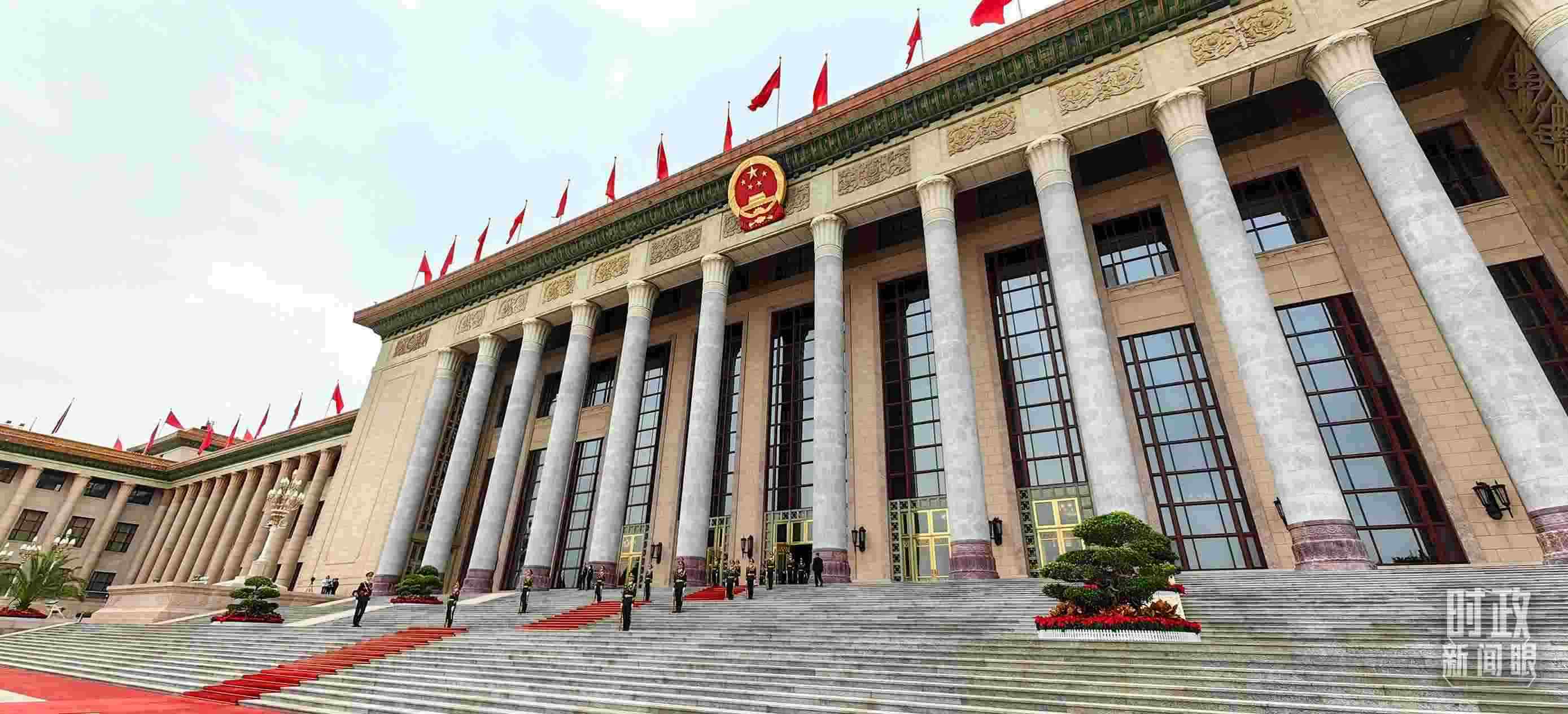 △人民大會(huì)堂東門(mén)外廣場(chǎng)。（總臺(tái)央視記者段德文拍攝）