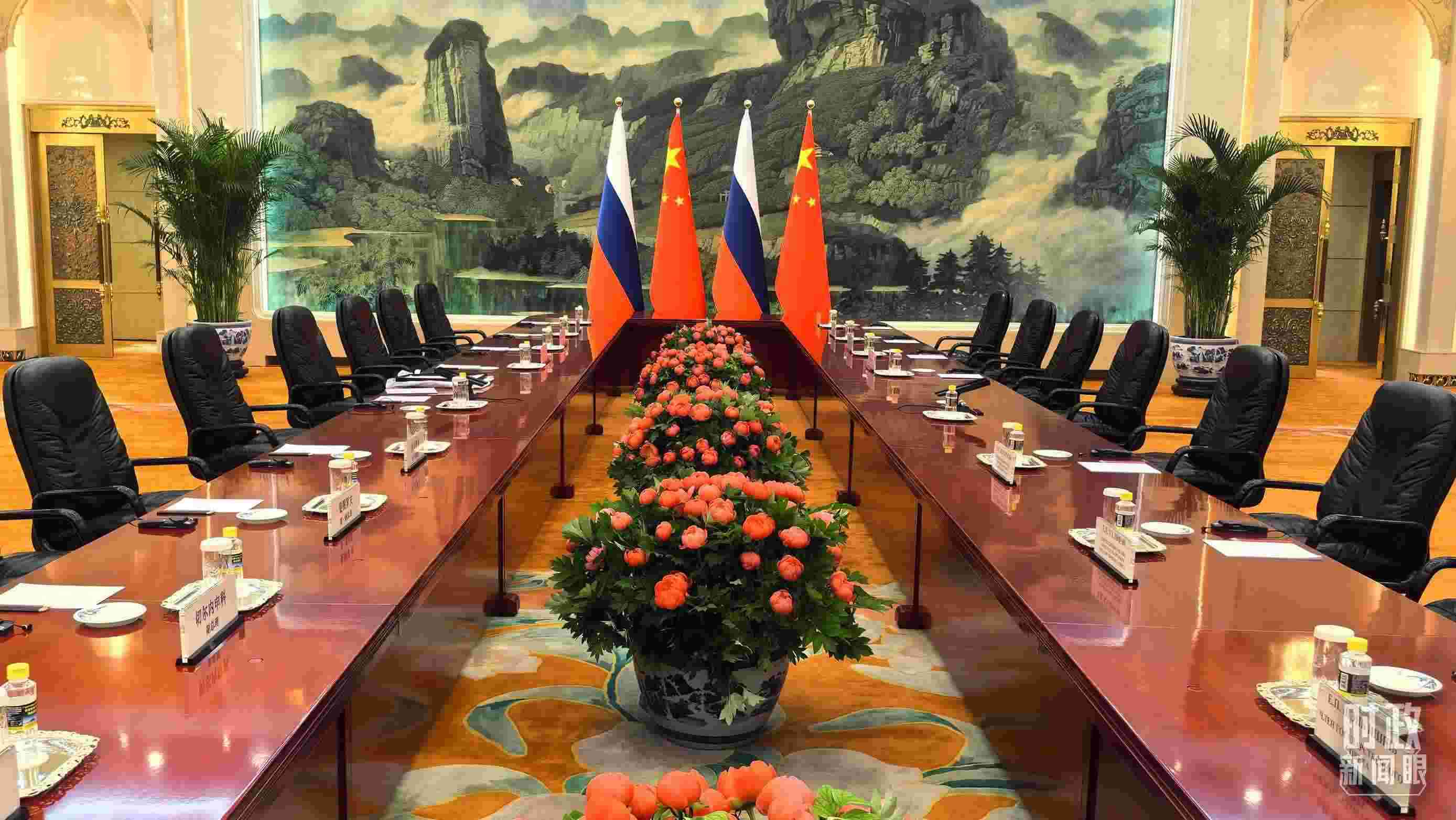 △中俄兩國(guó)元首首先舉行小范圍會(huì)談，這是會(huì)談開(kāi)始前的現(xiàn)場(chǎng)。（總臺(tái)央視記者鄂介甫拍攝）