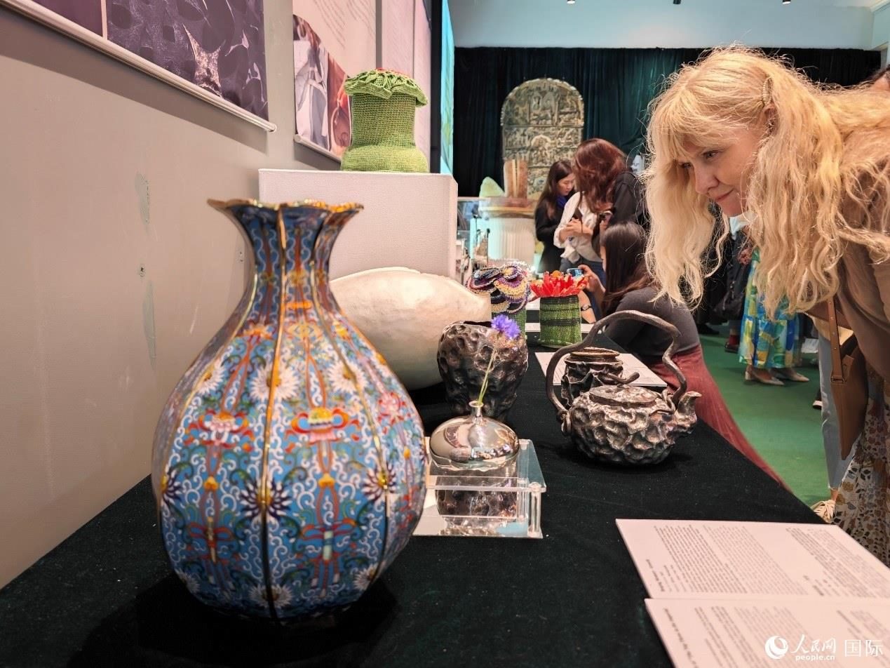 英國(guó)觀眾被中國(guó)手工藝制品所吸引。邢雪攝